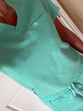 Garde-Malade Mint Green V-Neck Scrub Top and Pants Set